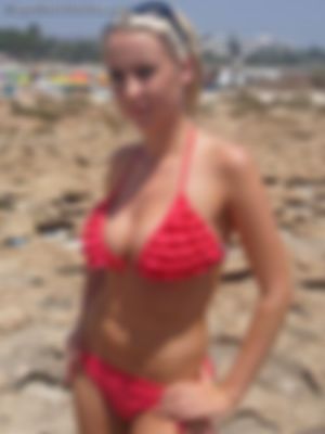 Mooi jong koppel is voorzichtig opzoek