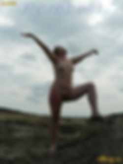 Mijn naam is Carla en ikben een onderdeel van een spontaan stel dat al ruim 20 jaar een relatie heeften nog steeds erg veel van elkaar houdt en geniet. We houden beide van hetbezoeken van sauna’s en FKK stranden. We houden ook heel erg van sporten enbeoefenen beiden dan verschillende actieve. Verder gaan we graag uit en luisterenwe graag naar muziek.