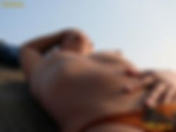 Hallo, ik ben een slank Hollands huisvrouwtje (maat 36, 54 kilo) donkerblond lang haar, volle en gevoelige cup C borsten, geheel kaal geschoren kutje & zacht zuigend mondje die jou uitgebreid zonder condoom zal pijpen. (puur natuur genieten)