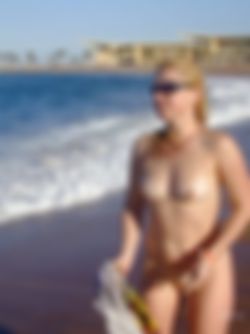 Angel heel mooi brabants snoepje van net 20 jaarBlond haar met blauwe ogen.onschuldig gezichtje maar voor veel ondeugende spelletjes in.