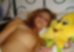 plat op mijn buik met mijn kontje omhoog gedrukt