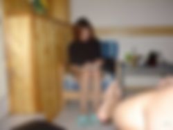 Lekker STIEKEM samen stoeien in jouw auto | pijp me in je auto