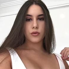 Tinyyy (22 jaar  ) uit Oost-vlaanderen