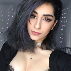 Meran (27 jaar  ) uit Zuid-Holland