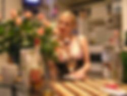 …ER IS TERUG PLAATS VOOR EEN RIJPE DAME EN EEN JONGERE MEID…