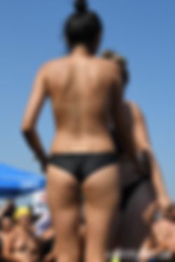 Sexy milfje van koppel voor ongeremde trio