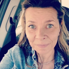 Jenniez (63 jaar  ) uit Drenthe