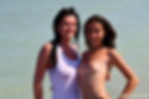 Jong geil ladyboyke gezocht met open high heels