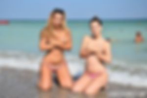 Vaste huisvriend voor vrouw van koppel.