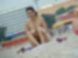 Ebbenhouten schatje NIna opent haar donkere dijen in Temse