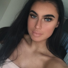 Essey (25 jaar  ) uit Antwerpen