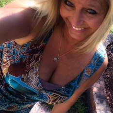 Titia (48 jaar  ) uit Overijssel