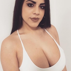 Moessy (24 jaar  ) uit Noord-Holland