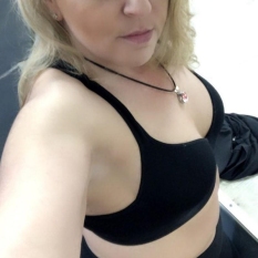 Alicesneaker (44 jaar  ) uit Flevoland